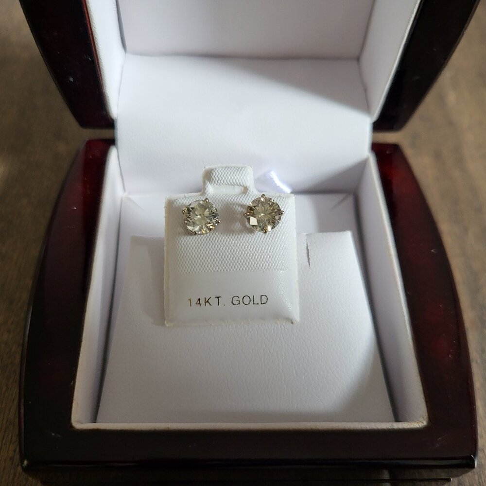 Brand New 14K White Gold Brilliant Cut Diamond Earrings For Sale